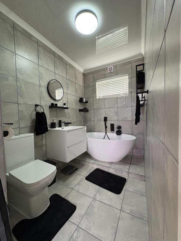 To Let 2 Bedroom Property for Rent in Lansdowne Western Cape